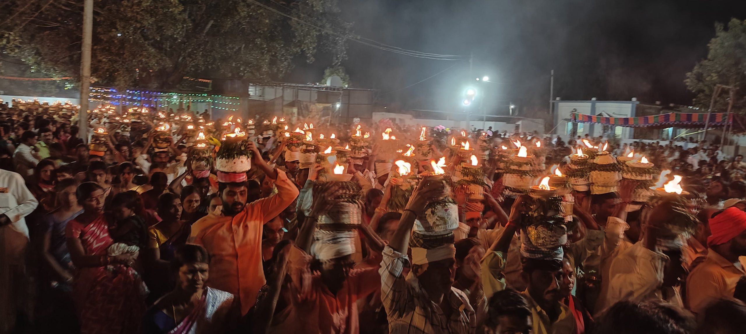 మార్మోగిన శివానామస్మరణపార్డి (బి ) శ్రీ రాజరాజేశ్వర ఆలయనికి భక్తుల తాకిడి